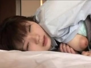 铃木一彻　一位表情天真的高中女生在第一次使用震动棒时，随着一位超级帅气的男演员在她耳边轻声细语，颤抖着感受到了快感。