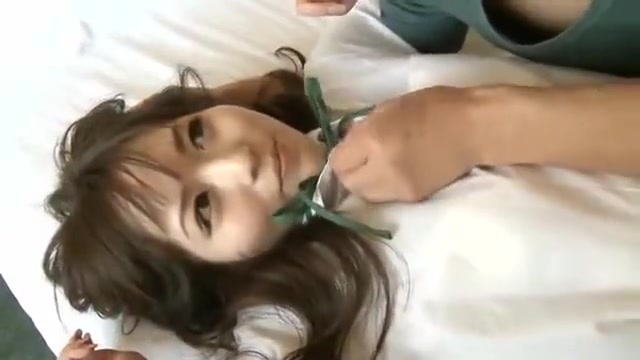 铃木一彻：一位身穿校服、皮肤白皙可爱的少女，与一位温柔清爽、英俊潇洒的男生在酒店床上激情缠绵。