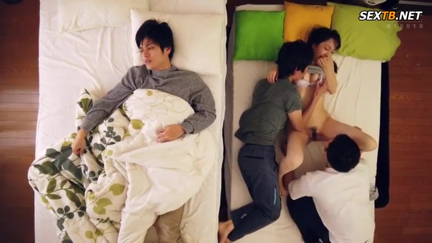 及川大智/细田あつし/智　一个调皮的女大学生背着睡在她身边的英俊男友，与男同学进行了一场疯狂的三人性爱。