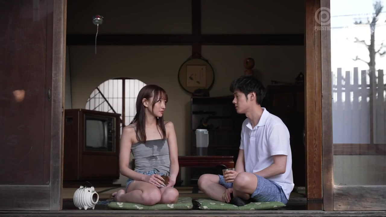 蓝井优太　一位身材苗条、容貌姣好的乡村女孩回到家乡，与她性感的前男友重温旧梦，最终上演了一场激情四射的性爱场景