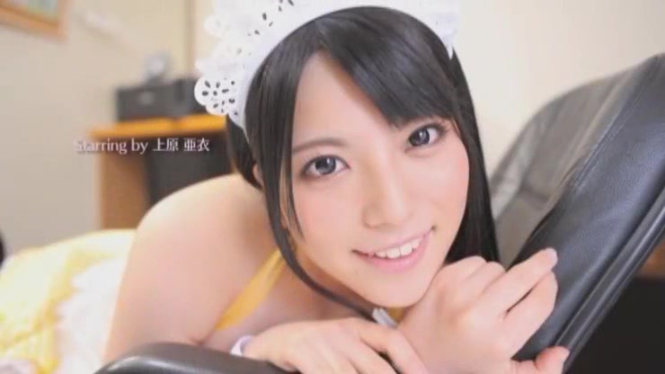 沢井亮　一位笑容甜美、外形甜美的偶像型少女，展现出真实的自我，与她拜访的业余男性和成人电影男演员进行激情四射、喷水的性爱。