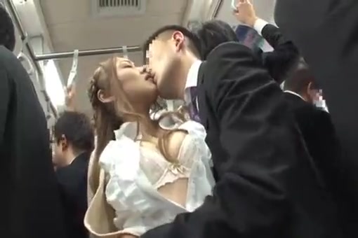蓝井优太　一位身=\`\材丰满的高/中);_女生在拥挤,_[的火车上，被身后一位英俊高中男生勃起的阴[%茎触碰到臀部而兴奋[不已，两人/(]]情/#不自禁地发生了大胆而激情的性#+%爱。