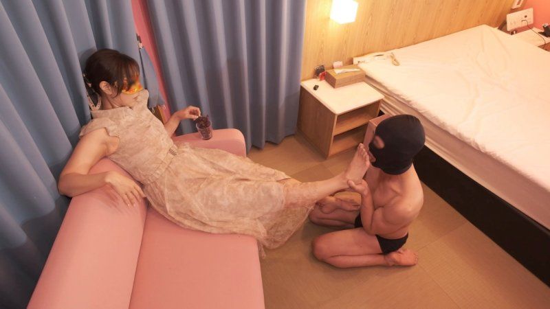 独家 【无修正ｘ个人撮影】★痴女系列★被超S人妻用脚餵食的M男,究竟能否成为女王陛下的猪？ FC2-PPV-4975129