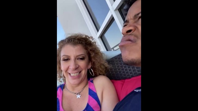 Lil D-Lil D和饥渴的丰满熟女在一起讨论关于色情的事
