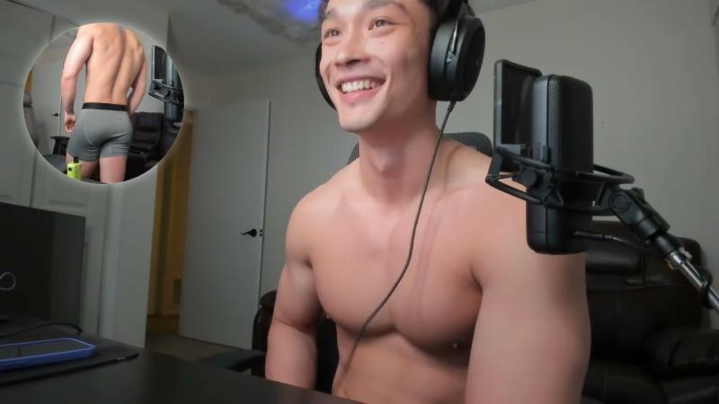 腹肌眼镜肌肉勐男帅哥 在电脑前与网友视频裸聊