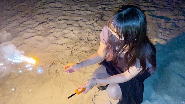 在海边温泉旅馆享受甜蜜时光♡ 舔遍她的全身，尽情狂欢