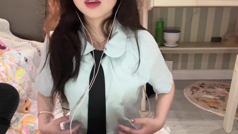 椰椰拿铁   蓝T黑领带抓挠
