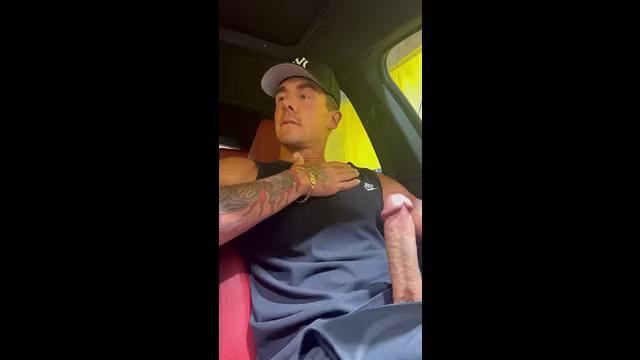 Robbyy Hardd - 一个欲火中烧的男人在人满为患的公共洗车场里手淫，露出了他那根大鸡巴