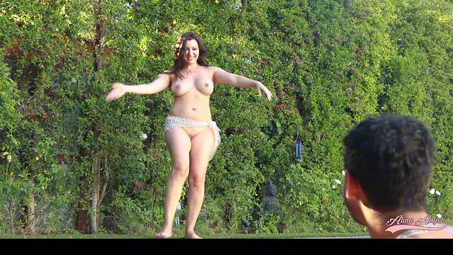 Alina Angel-荡妇 Alina Angel 为那位深肤色猛男在户外跳裸舞。