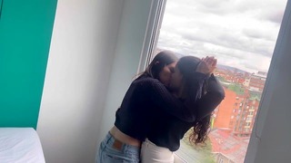 一对饥渴的女同学生忍不住在公共场所性交