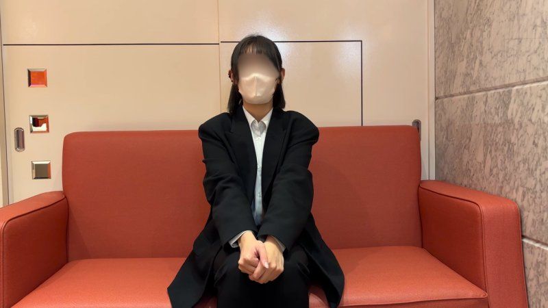 独家 极度敏感的21岁西装女学生。刺激阴道深处就让她全程抽搐不止，被无套肉棒狠狠贯穿后直接爽到飞起并屈服→大量中出。 FC2-PPV-4933419
