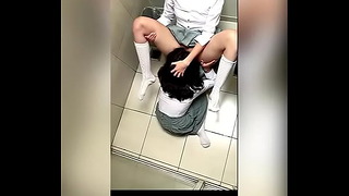 两名墨西哥女同性恋情侣在学校浴室里狂欢并进行口交！