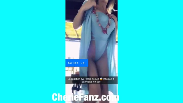 Cherie DeVille-在户外向镜头展示我美妙的身材