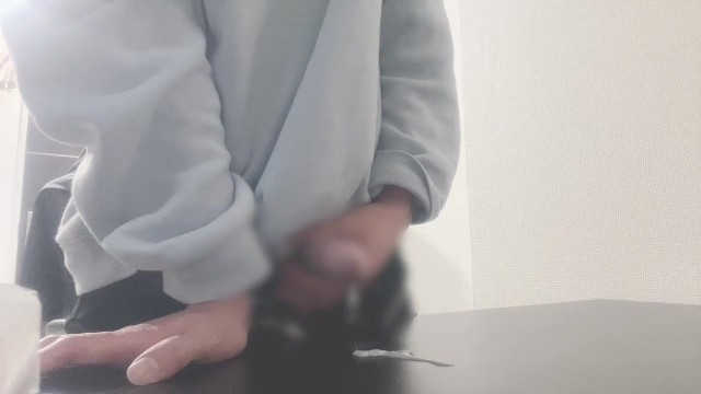 utumitumi—男孩在办公桌前自慰♡