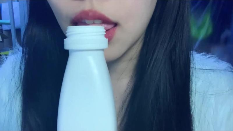 眠羊要睡香香觉木勺舔酸奶