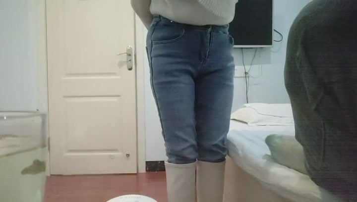 按摩店找了个丰满少妇，谈好价钱，把头按住就吃鸡，掰开逼搓揉后一番研究。操着肥逼上头，非要拔套操，直接无套内射，爽翻了。