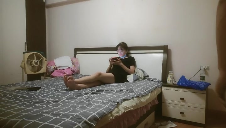 年少不知阿姨好，骚穴太迷人，到单身少妇家里泄火，黑丝大长腿太迷人，小少妇被操的直哼哼，套子都被干破了。