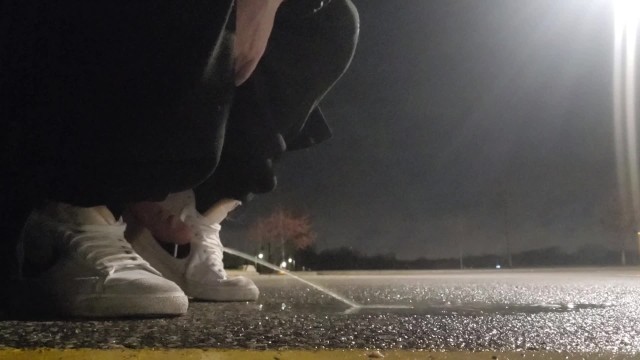 Skater Toy—我一大早玩滑板后在停车场射精和撒尿