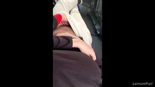 女同性恋者在公共汽车上大胆玩耍