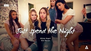 瘦瘦的金发女郎夜晚背着好友跟女友做爱舔鲍