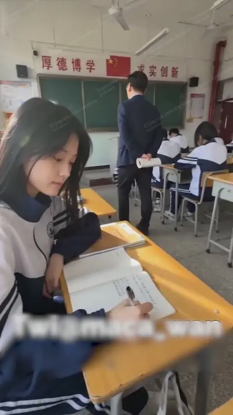 《我的18岁女友》AI成人短剧
