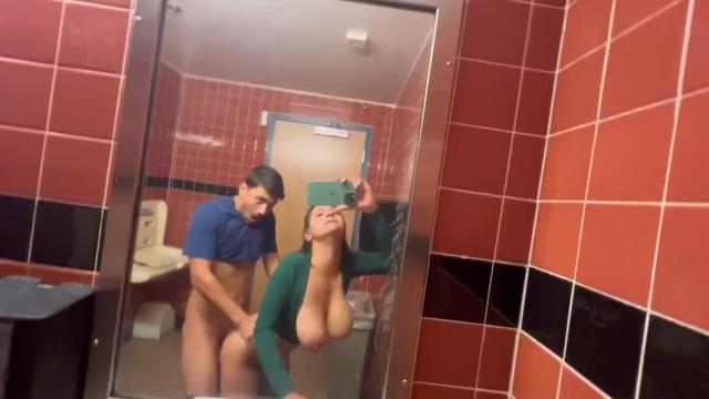 Hailey Rose and Max Fills-海莉·罗斯在公共卫生间被爆操
