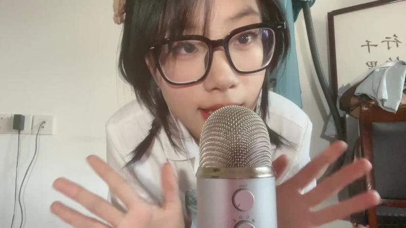 我似乎得到一点安慰，睁%^开眼睛，).看见你的+ 眼波流
