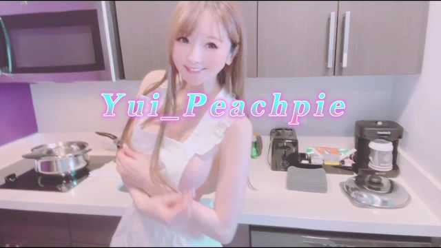 Yui Peachpie-继妹在做饭时被狠狠地操，并在厨房里的小阴户内被内射