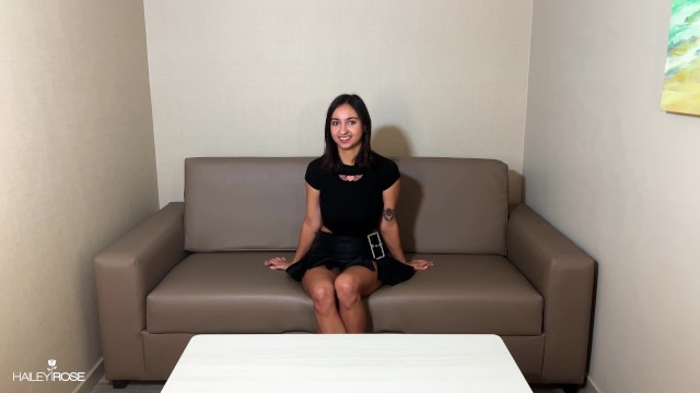 Hailey Rose and Max Fills-性感美女在沙发等待试镜，可是怎么吃起鸡巴了呢