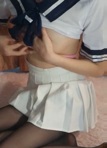 自拍黑丝制服萝莉，玩自己乳头和水嫩鲍，