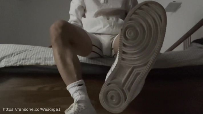 韦斯GV作品:射在白袜上