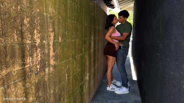 Hailey Rose and Max Fills-丰满的年轻情侣偷偷熘到爸爸身边在小巷里做爱