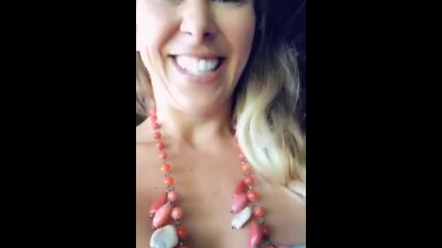 Cherie DeVille-TEASER与性感熟女在户外吃大屌