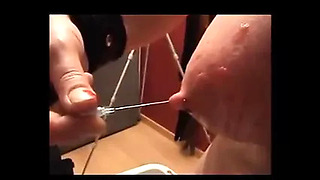把针扎进被绑住的乳房