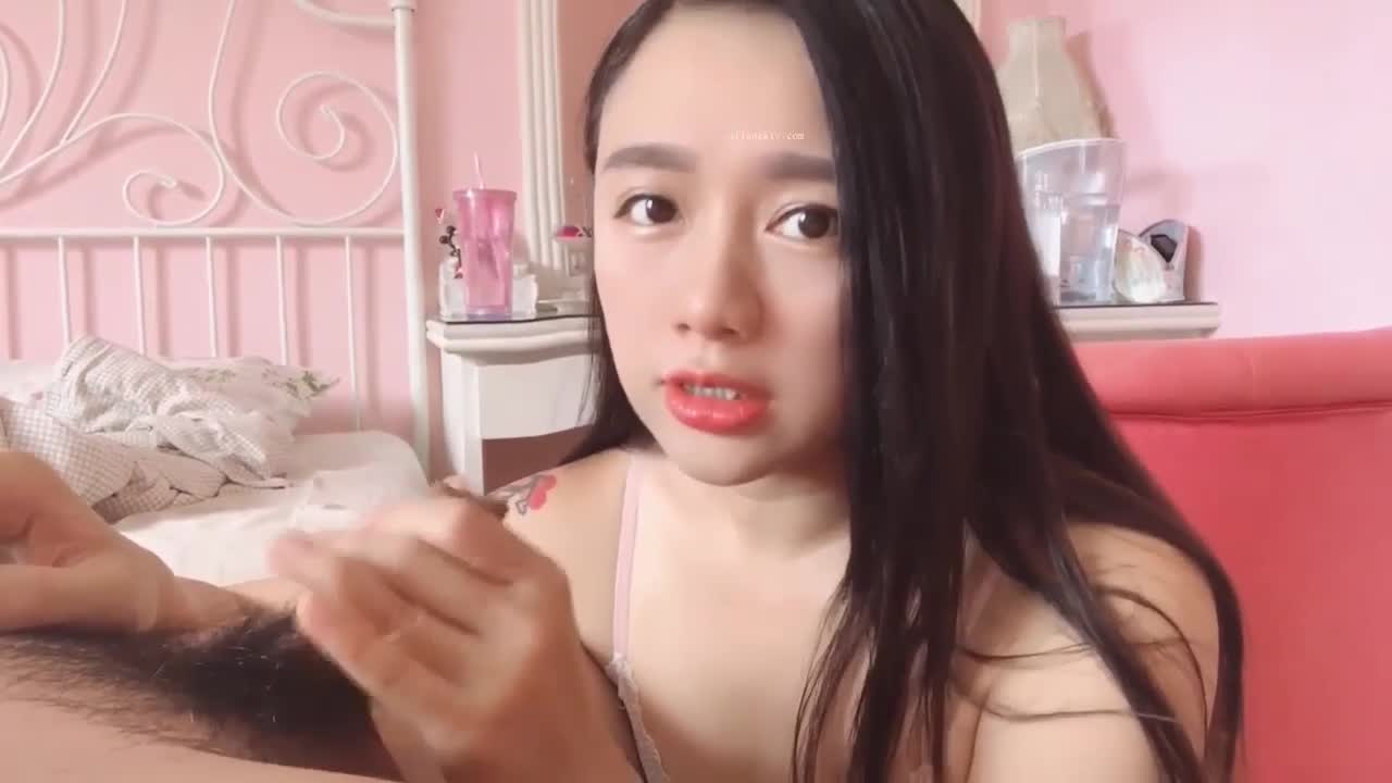 【女主播被勐干】接爸爸电话一边讲电话一边后入高潮颤抖 骚娜