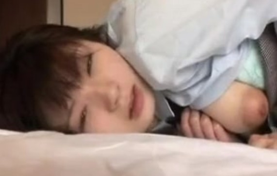 铃木一彻- 一位胸部丰满、身穿制服的女学生，被一位英俊帅气的男生隔着衣服进行性交，在温柔的性爱过程中发出甜蜜的叹息。