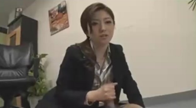 铃木一彻：一位虐待狂、嗜血成性、美艳动人的女CEO将男员工变成性玩物，甚至诱骗了一位已婚的英俊员工，导致公司内部出现以女性为主导的婚外情。羽田爱