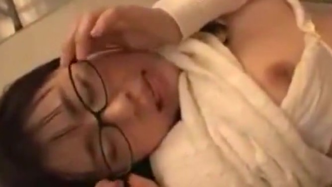 铃木一彻—一位戴着眼镜的偶像型高中女生，放学后在教室里看色情小说被一位英俊的男老师撞见，她躁动不安的身体被抚摸，弄得她衣衫不整。