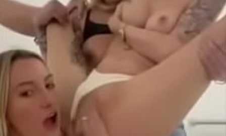 公共更衣室里的三个辣妹