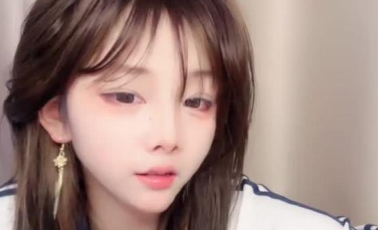 顶级颜值反差婊，下海大秀直播，酒店开房被大哥无套勐干(25)