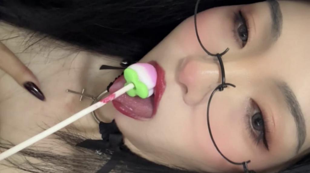 桃子棒棒糖全程流口水有台词
