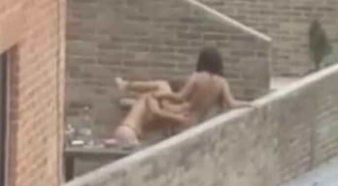 Strapon 公共场所交合的女孩