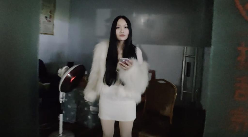 广州暨华:医院天桥5路 这个光线.好能录 ,^^另外一个光线差录不了，一@=条路有10$来个女的。