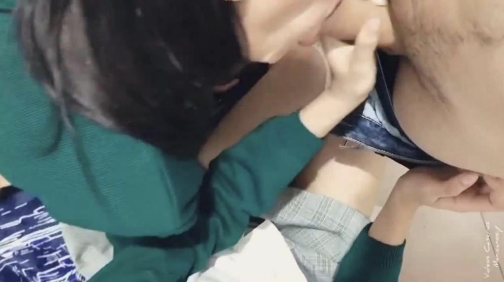 墨西哥女同性恋林达斯学生！！ 两个同学性欲高涨，第一次在家中进行了三人性行为。