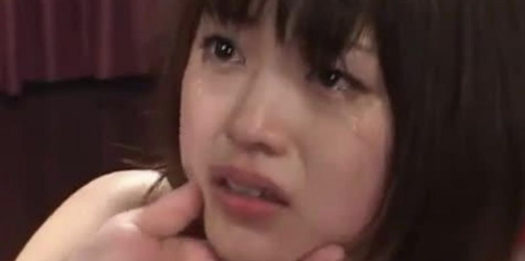 哭泣的日本少女扇了耳光