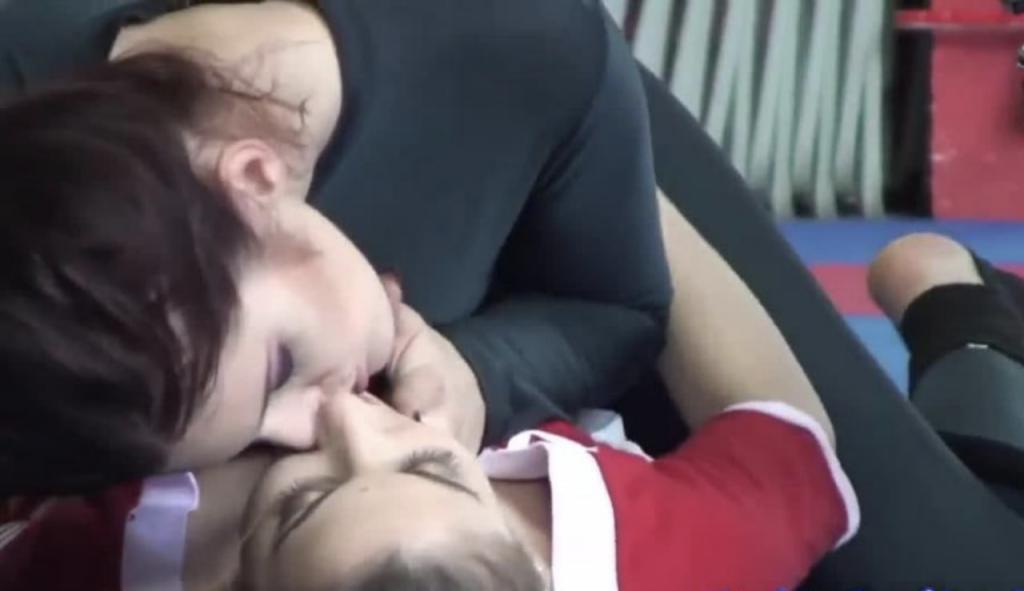 女同性恋宝贝给穿着圣诞老人的服装口交