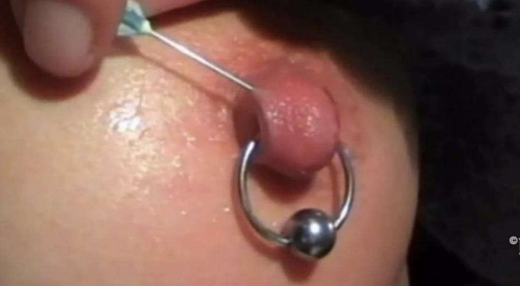 nippleringlover – 饥渴的熟女将针头插入穿孔的乳头中