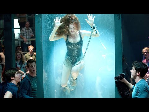 美女魔术师被困水箱，还被食人鱼攻击，结果却是障眼法！《惊天魔盗团》