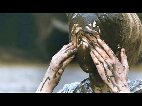 女孩被乌鸦吐了一脸泥，她用手擦了下，结果五官都被擦没了！《格林兄弟》