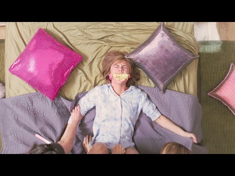 小伙受到天神惩罚，变成了女人，于是他直接去了女生浴室！《女男变错身》